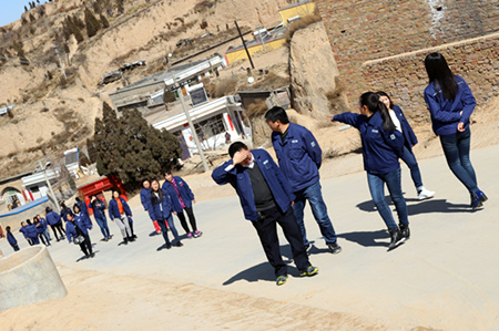 梁文音出嫁举行订婚下聘仪式 准新郎8台礼车率30人14样聘礼抱得美人归_AG亚娱集团官方(图3) AG亚娱集团官方